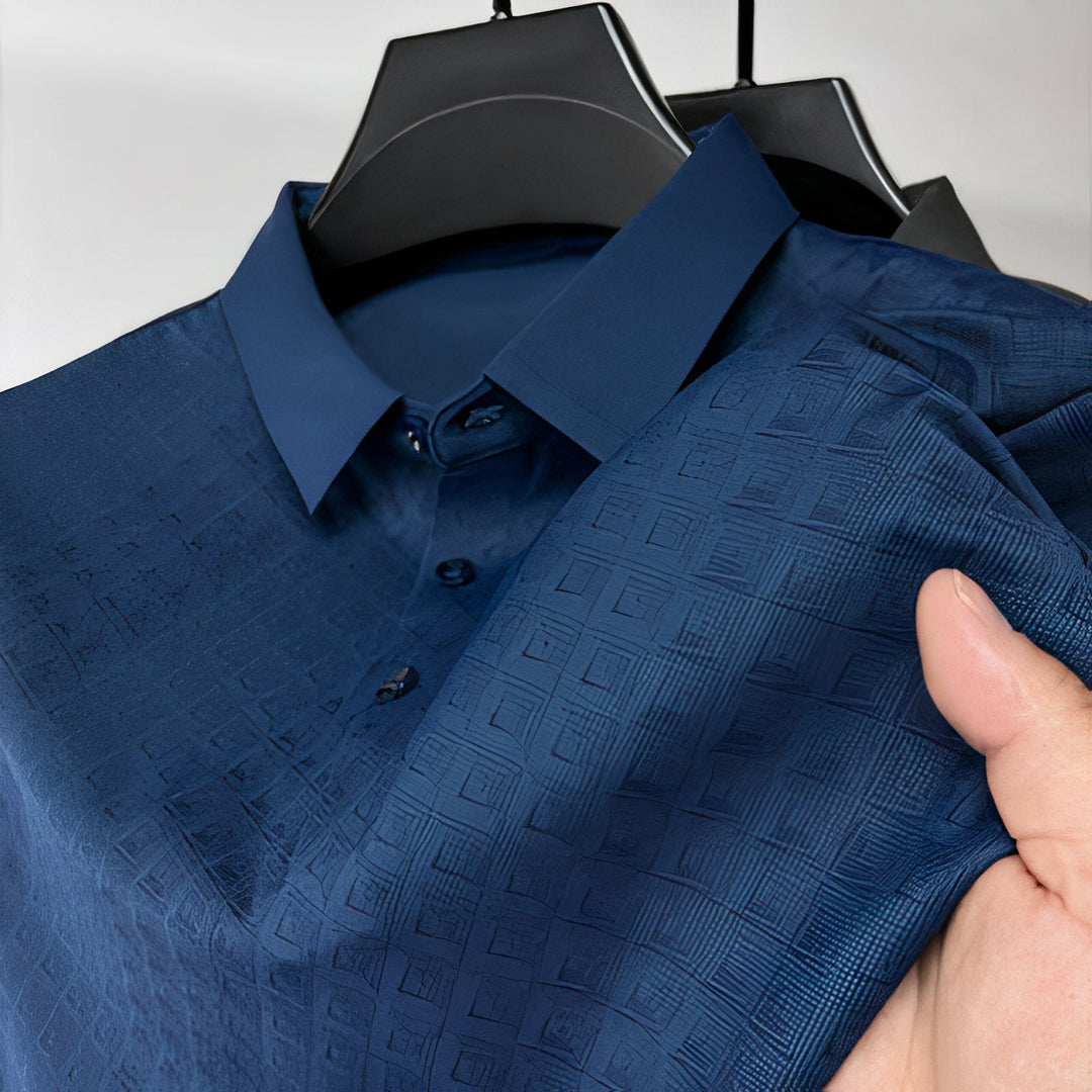 Elegantes, zeitloses Seidenpoloshirt für Herren – leicht, luxuriös und perfekt für den Sommer.