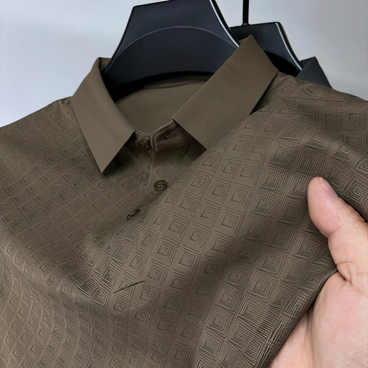 Elegantes, zeitloses Seidenpoloshirt für Herren – leicht, luxuriös und perfekt für den Sommer.