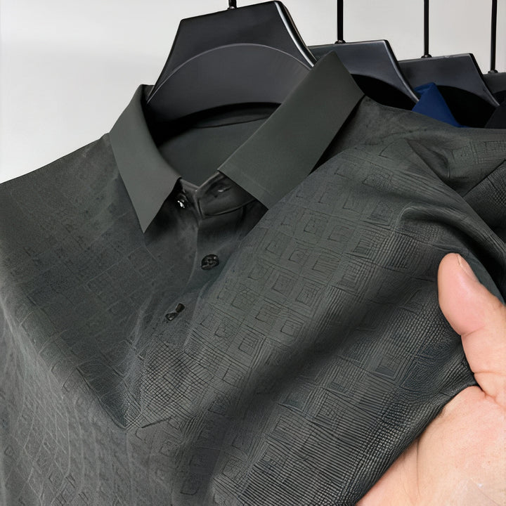 Elegantes, zeitloses Seidenpoloshirt für Herren – leicht, luxuriös und perfekt für den Sommer.