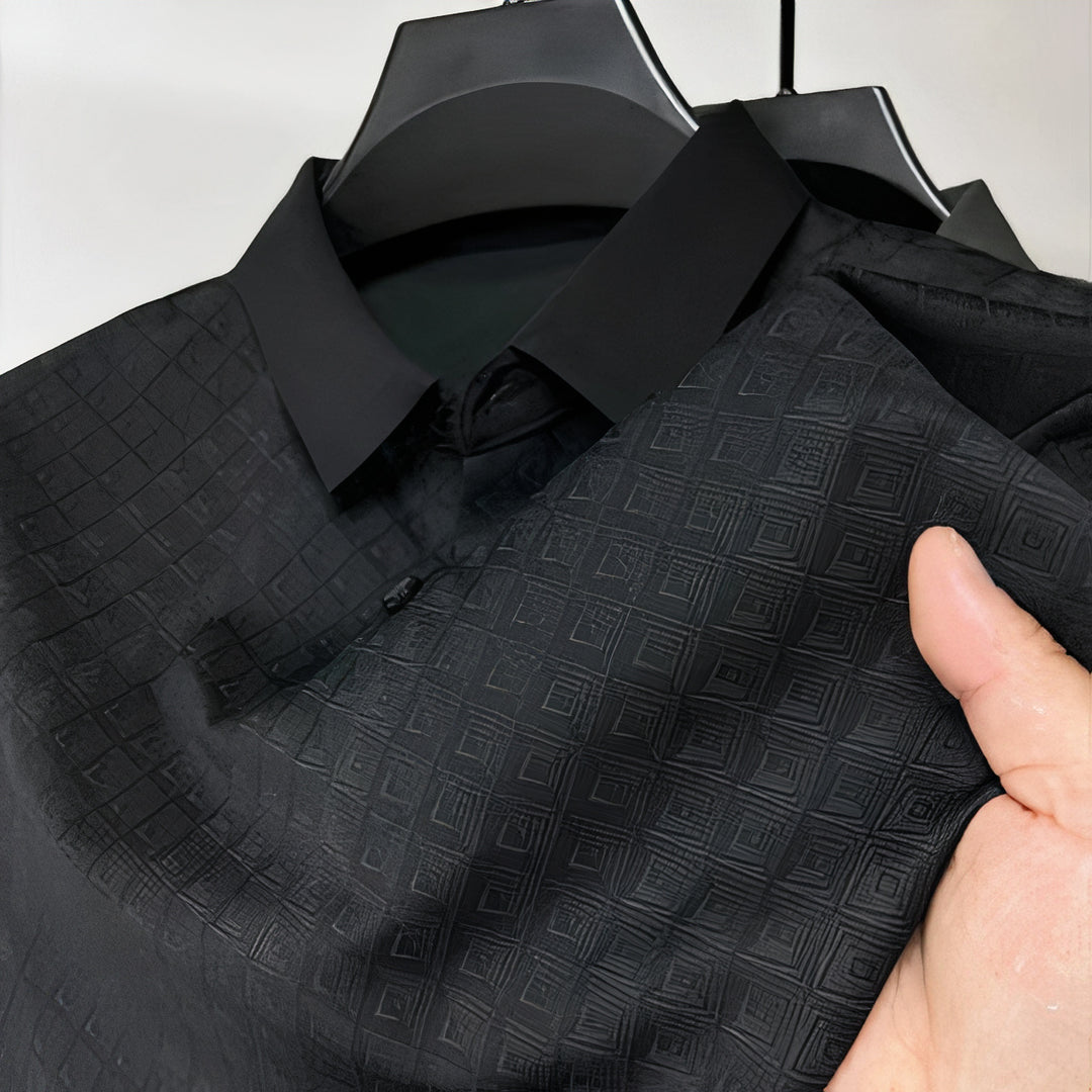 Elegantes, zeitloses Seidenpoloshirt für Herren – leicht, luxuriös und perfekt für den Sommer.