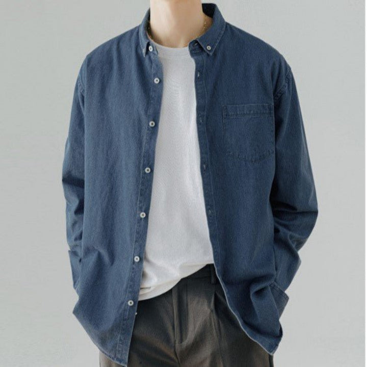 Klassisches und strapazierfähiges Sommer-Denim-Hemd für Männer.