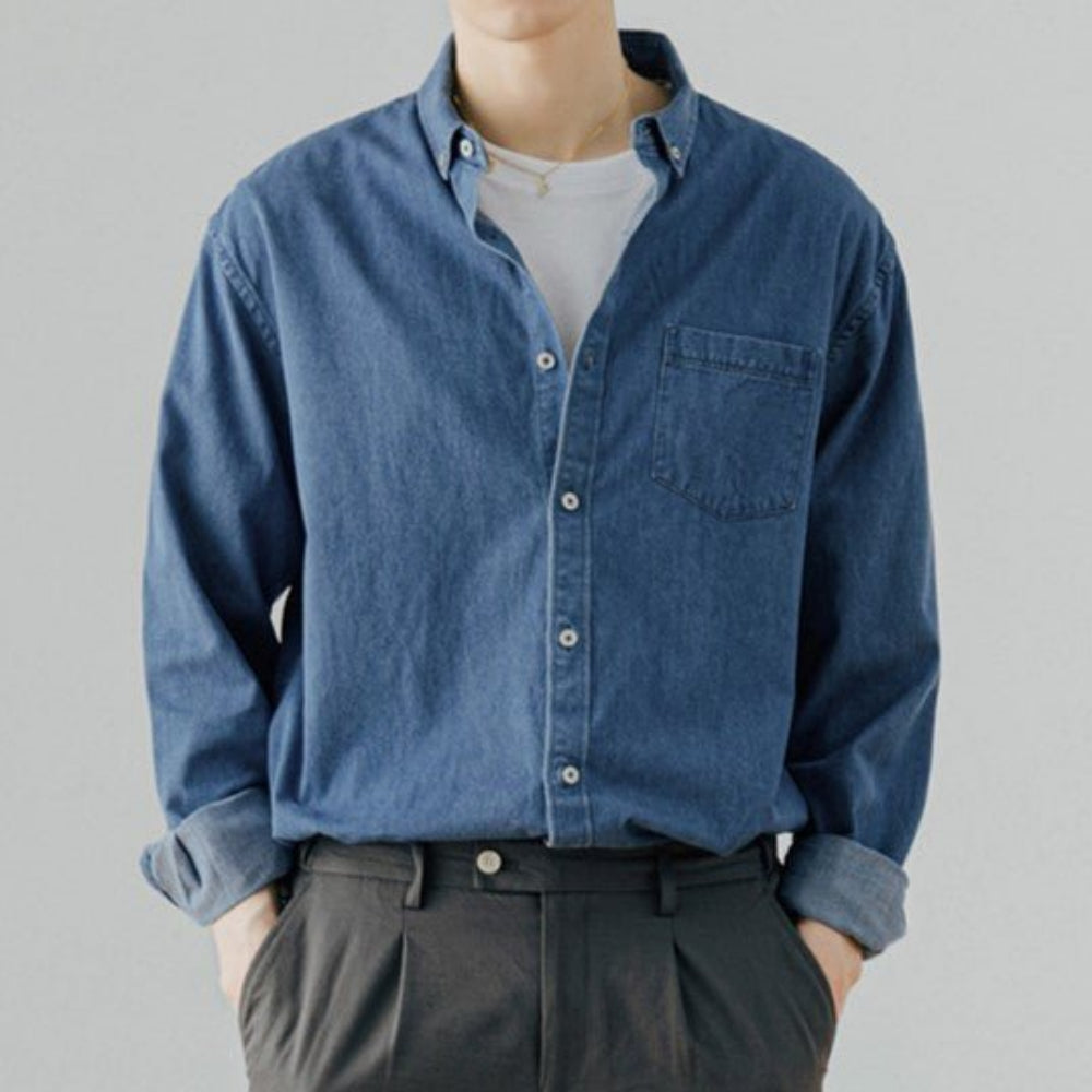 Klassisches und strapazierfähiges Sommer-Denim-Hemd für Männer.